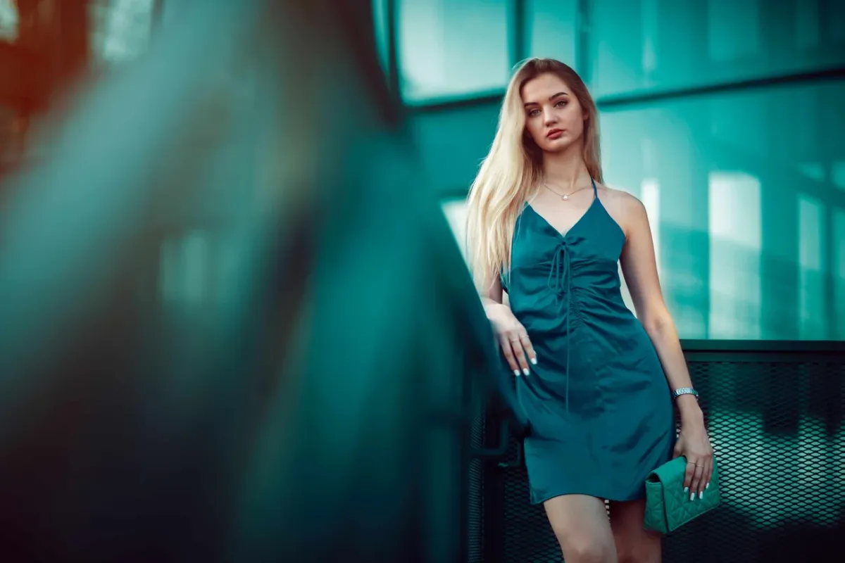 Czym kierować się, wybierając sukienki na wesele zgodne z dress codem